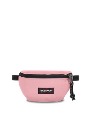 Riñonera de tela rosa con cremallera negra y correa ajustable, con un parche con el logo de Eastpak en negro y rojo en la parte delantera.