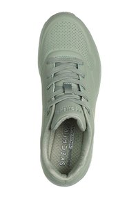 Scarpa Skechers verde chiaro con tomaia perforata, finitura testurizzata, design classico con lacci e soletta in memory foam.