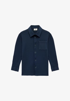 Camicia blu navy a maniche lunghe con colletto, cinque bottoni frontali e una tasca sul petto.