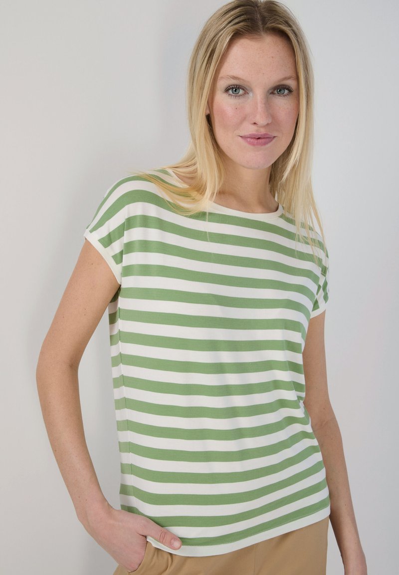 Groen-wit gestreepte t-shirt met korte mouwen in zachte stof, met een ronde hals en een relaxed fit. Geaccentueerd met opgerolde mouwen.