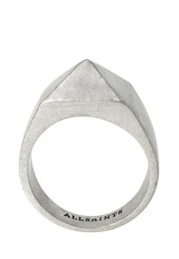 Anillo de color plateado con una parte superior en forma de pirámide geométrica y una banda suave y afinada. Presenta el nombre de la marca "ALLSAINTS" grabado en el interior.