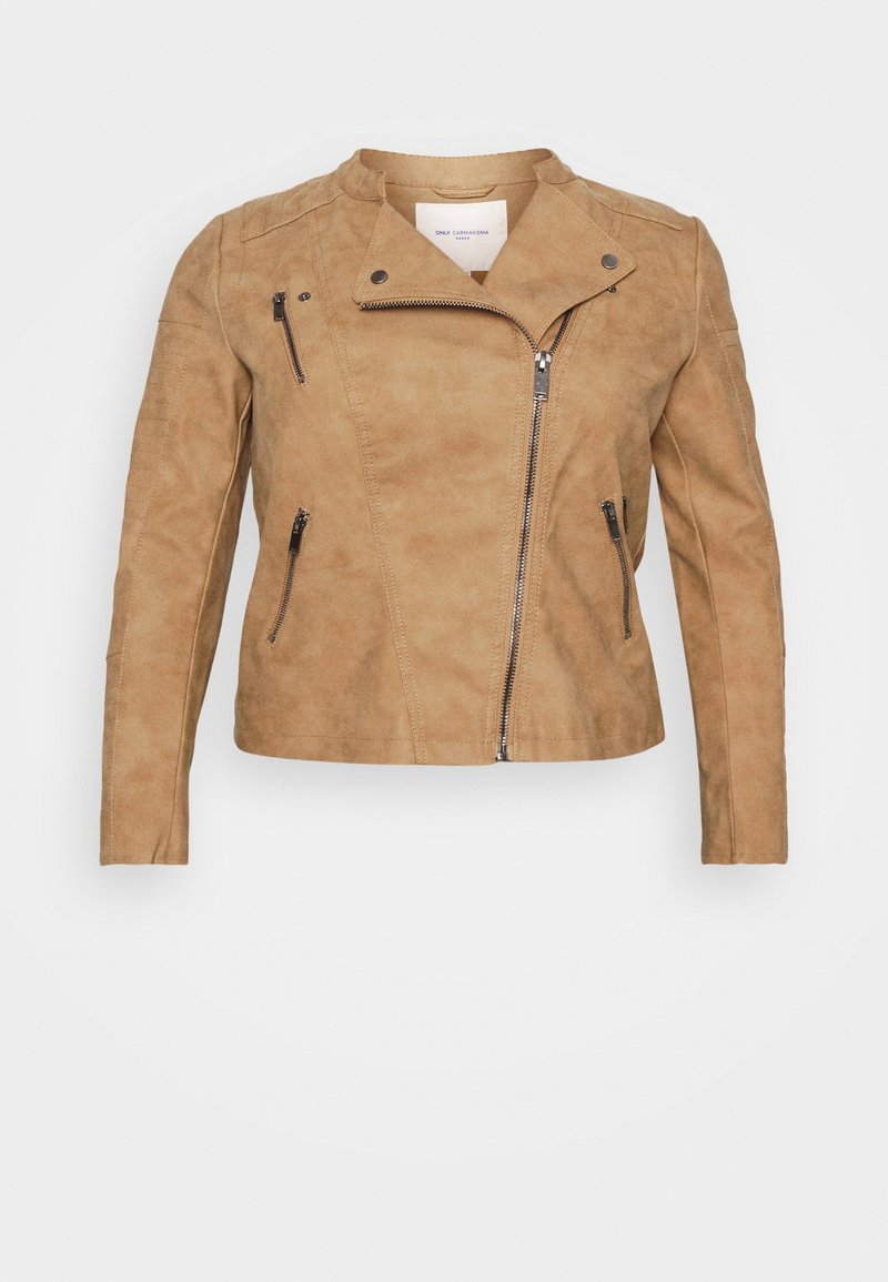 Motorradjacke aus Wildlederimitat in Beige mit Reißverschluss vorne, leicht tailliertem Schnitt, seitlichen Reißverschlusstaschen und Stehkragen. Glatte Textur und minimalistischer Stil.