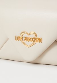 Love Moschino SMART DAILY BAG SWEET HEART - Taška s příčným popruhem - avorio