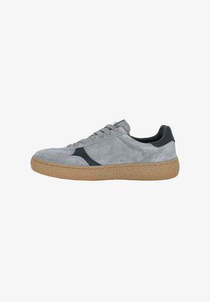 Sneaker in suede grigio con un accento nero, design con lacci e suola in gomma texturizzata. Caratterizzate da un profilo basso e una superficie liscia.