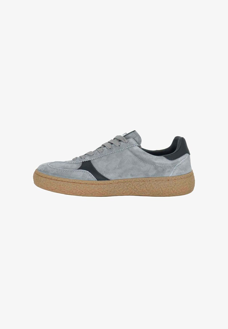 Sneaker in suede grigio con un accento nero, design con lacci e suola in gomma texturizzata. Caratterizzate da un profilo basso e una superficie liscia.