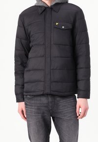 Schwarze gesteppte Jacke mit grauer Kapuze, vorderer Druckknopftasche und Markenlogo auf der Brust. Verfügt über einen Knopfverschluss und strukturierten Stoff.