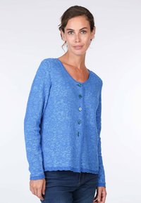 Blauer Cardigan aus strukturiertem Stoff, mit rundem Ausschnitt, langen Ärmeln und fünf dekorativen Knöpfen auf der Vorderseite.