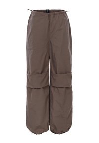 Lichtgewicht, bruine broek met een elastische tailleband. Bevat twee grote, opvouwbare zakken op elke pijp en taps toelopende boorden bij de enkels.