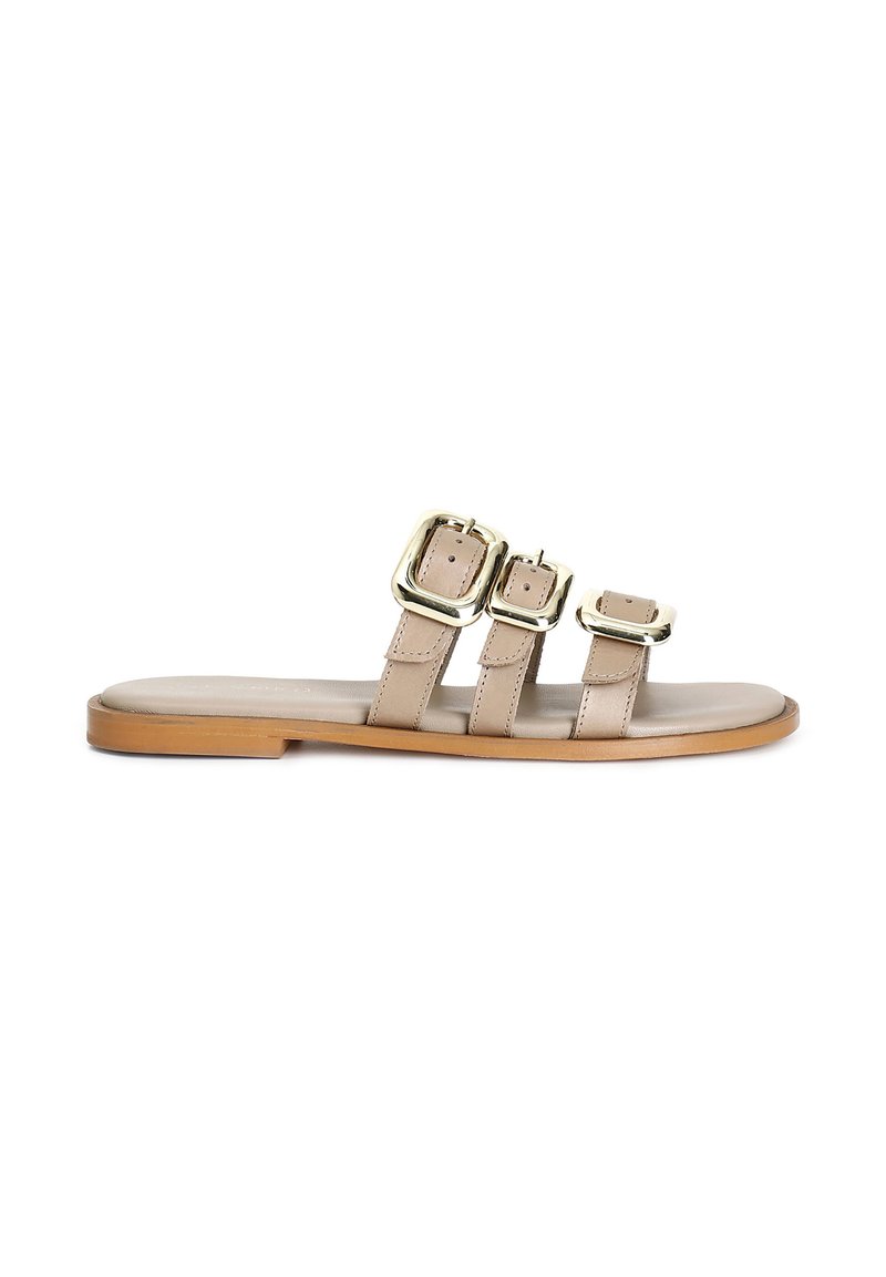 Infradito beige realizzati in pelle liscia, dotati di tre fasce regolabili con fibbie metalliche e una soletta piatta in legno.