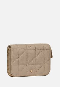 Beige leren portemonnee met een geborduurd patroon, gouden rits en kleine gouden accenten. Compact ontwerp geschikt voor het opbergen van kaarten en contant geld.