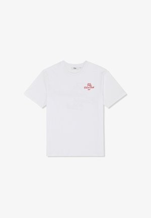 T-shirt blanc à manches courtes avec col rond, portant le texte rouge "Fila Court Club 1911" sur le côté gauche de la poitrine et un petit logo "Fila" au niveau de la nuque.