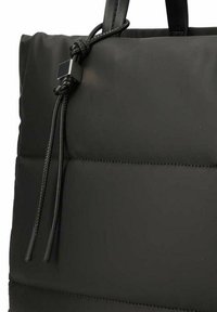 Borsa a tote nera imbottita realizzata in materiale sintetico liscio. Presenta manici intrecciati e un nodo decorativo con un accento metallico quadrato.