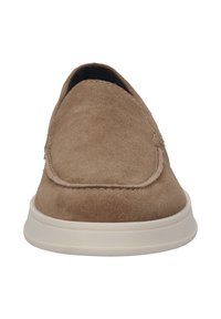 Beige Wildlederschlüpfschuhe mit einer glatten Oberfläche, runder Zehenpartie und kontrastierender weißer Gummisohle. Sichtbare Stickereien.