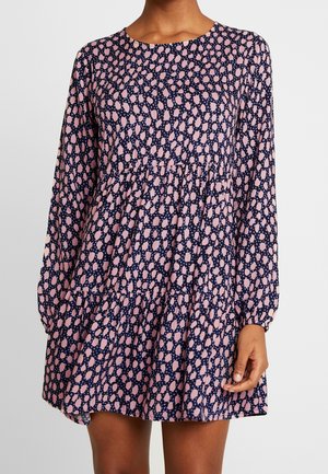 Abito blu navy con maniche lunghe, scollo rotondo e orlo a balze arricciato. Presenta un motivo astratto rosa su tutta la superficie. Tessuto dalla texture liscia.
