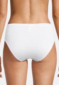 Weiße Baumwoll-Hipster-Unterwäsche mit einem glatten Bund und einem nahtlosen Design, das eine weiche Textur und keine auffälligen Muster aufweist.
