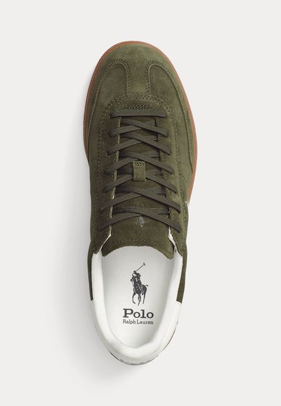 Zamszowy, oliwkowozielony sneaker z czarnymi sznurowadłami, brązową podeszwą, białym wyściełanym kołnierzem i logo Polo Ralph Lauren na wkładce.