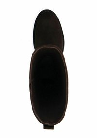 Stivale in suede marrone con punta tonda e texture liscia. L'interno è delicatamente foderato e presenta un piccolo tassello sul retro per facilitare l'inserimento.