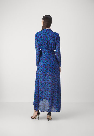 Robe longue et fluide avec un motif abstrait vibrant en bleu et violet, dotée de manches longues et d'une taille cintrée, fabriquée en tissu léger.