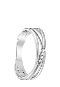 Bague en argent présentant des anneaux entrelacés. Un anneau a une finition polie, tandis qu'un autre a une surface texturée. Ornée de petites pierres transparentes.