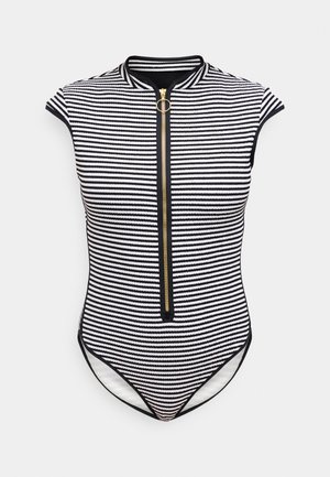 Zwart-wit gestreepte bodysuit met een hoge hals, korte mouwen en een rits aan de voorkant met een gouden ringaccent.