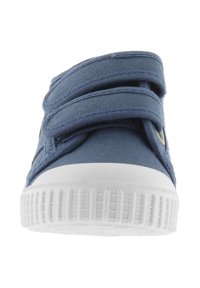Sneaker in tessuto blu con doppie chiusure a strappo e suola in gomma bianca testurizzata, vista frontale su sfondo bianco.
