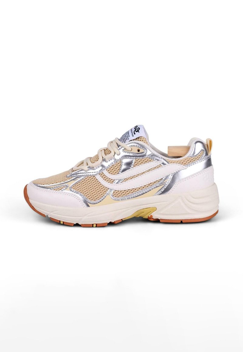 Krém és ezüst sportcipő hálós anyagból, texturált bőr díszítéssel, gumitalppal és kerek orral. Fűző és márkajelzés található a nyelvén.