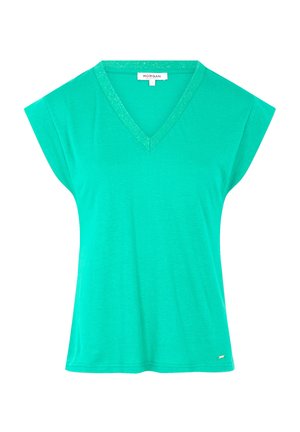 Camiseta de tono verde azulado con escote en V y mangas cortas, hecha de una tela suave. Presenta un borde brillante alrededor del escote y un pequeño logotipo en el dobladillo.