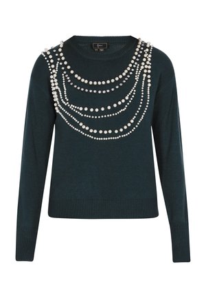 Mørk teal sweater med lange ærmer, rund halsudskæring, prydet med lagdelte perle- og krystaludsmykninger over brystet.