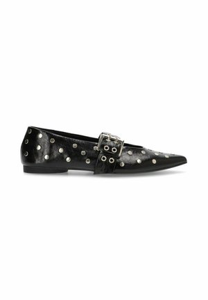 Bailarinas de cuero negro con puntera afilada, adornadas con tachuelas plateadas y un acento de doble hebilla en el empeine. Textura suave y tacón bajo.