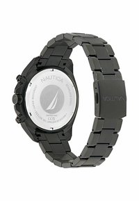 Orologio Nautica in acciaio inossidabile con bracciale in metallo nero, cassa tonda e logo inciso sul retro. Presenta pulsanti e design della chiusura audaci.