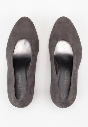 Ballerines en suède gris avec un bout rond, présentant un design à découpe sur le côté et une semelle intérieure en métal argenté. Texture lisse sur l'ensemble.