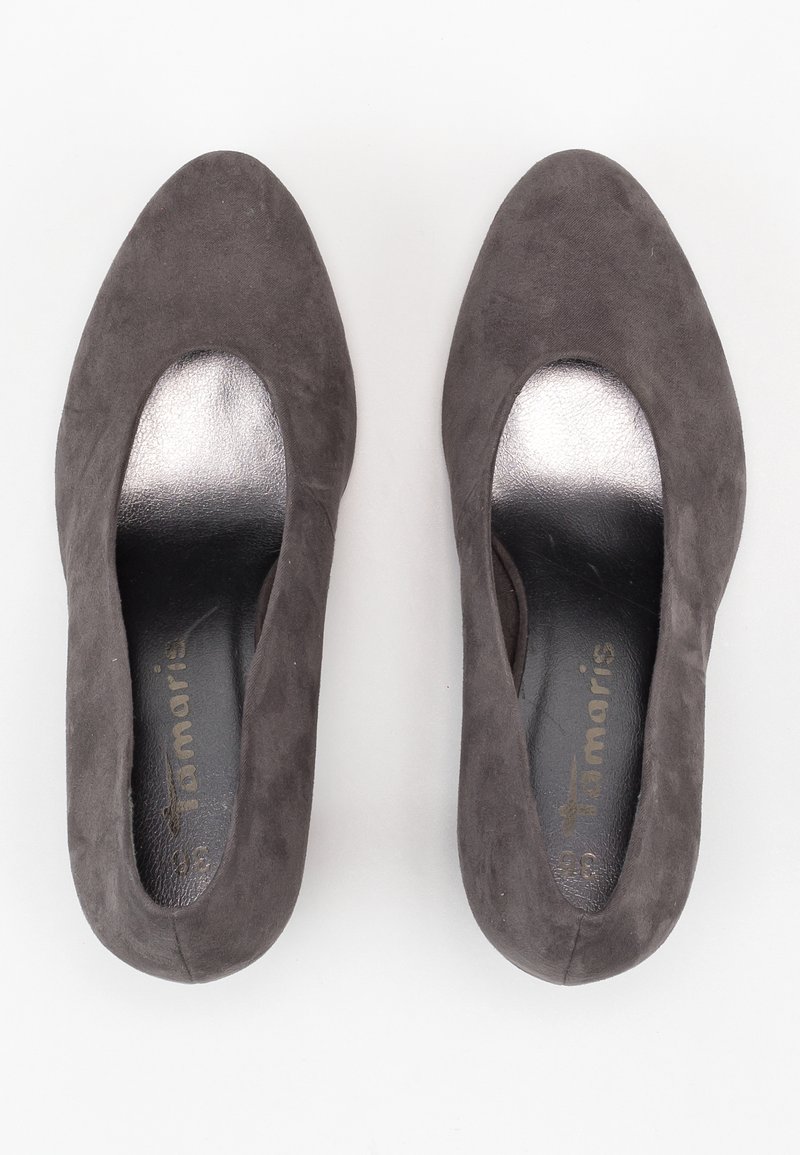 Ballerines en suède gris avec un bout rond, présentant un design à découpe sur le côté et une semelle intérieure en métal argenté. Texture lisse sur l'ensemble.