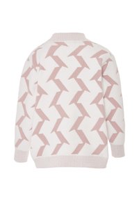 Stickad tröja i vitt och ljusrosa med ett upprepande zigzag-mönster. Ribbad krage och ärmslut, texturerad tyg. Bakvy visas.