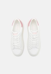 Sneaker bianchi con texture in pelle liscia, dettagli in suede rosa sul tallone e un design classico con lacci e punta arrotondata.