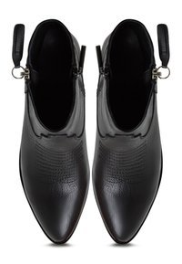 Botines de cuero negro con puntera puntiaguda, superficie texturizada, ribete en zigzag y cremalleras laterales. Forro interior liso, acentos mínimos de hardware.