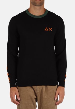 Maglione nero con colletto a coste verde, logo arancione e bande color arancione sulle maniche. Realizzato in morbido tessuto a maglia.