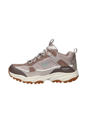 Lichtbruine en beige waterdichte wandelschoen met dikke profielzool, veters aan de voorkant en trek-lussen op de tong en hiel.
