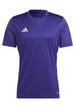 Paarse sportt-shirt gemaakt van gladde stof met mesh-accenten op de schouders. Heeft een wit Adidas-logo op de linkerkant van de borst.