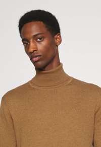 Schott Striktrøje - camel