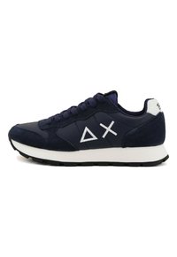 Sneaker in suede navale e sintetico con logo geometrico bianco, colletto imbottito e suola in gomma. Presenta lacci rotondi e un design a profilo basso.