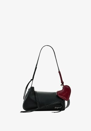 Zwarte leren schoudertas met een gebogen vorm, voorzien van gevlochten accenten en een rood hartvormig hangertje. Gladde textuur, verstelbare riem.