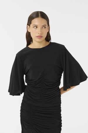 Musta mekko, jossa on lyhyet, levenevät hihat. Koristeltu kerroksilla bodice- ja hameosassa tekstuurin luomiseksi. Sujuva kangas, jossa on muotoiltu siluetti.