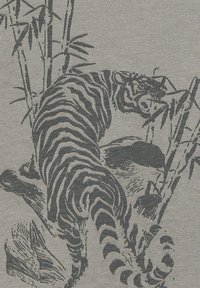 Tigre aux rayures audacieuses grimpant sur des rochers et des tiges de bambou dans une illustration stylisée en noir et gris.