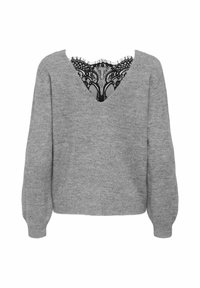 Pull en tricot gris avec un col en V. Il présente un accent en dentelle noire à l'arrière, créant un effet de superposition. Manches longues et coupe décontractée.