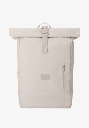 Világos szürke, roll-top hátizsák tartós anyagból. Elől zippes zseb található, alján logóval ellátott folt. Simaság jellemzi.