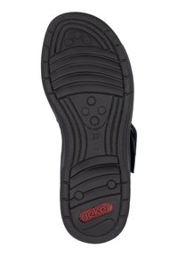 Semelle en caoutchouc noir avec des rainures incurvées et texturées, ainsi que des indentations rondes ; présente un accent rouge avec la marque "rieker" et la taille 37 indiquée.