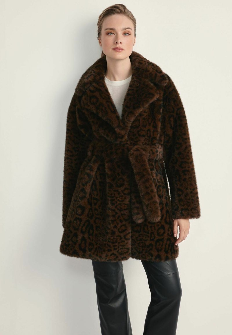 Kożuch z futra syntetycznego w leoparda w ciemnym brązie, z szerokim kołnierzem, paskiem i kieszeniami bocznymi. Miękka tekstura i luźny krój.