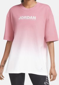 Růžovo-bílý gradientový oversized tričko s logem "JORDAN" v bílé barvě, krátké rukávy, kulatý výstřih a hladká bavlněná textura.