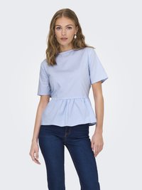 Haut peplum bleu clair à rayures avec des manches courtes, fabriqué dans un tissu lisse. Associé à un jean en denim foncé, mettant en valeur une silhouette ajustée.