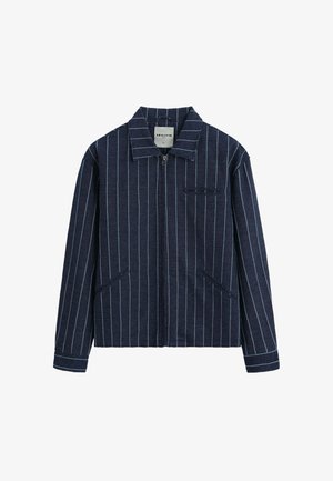 Veste à fermeture éclair bleu marine avec des rayures verticales bleu clair, col à revers, deux poches latérales et tissu texturé.
